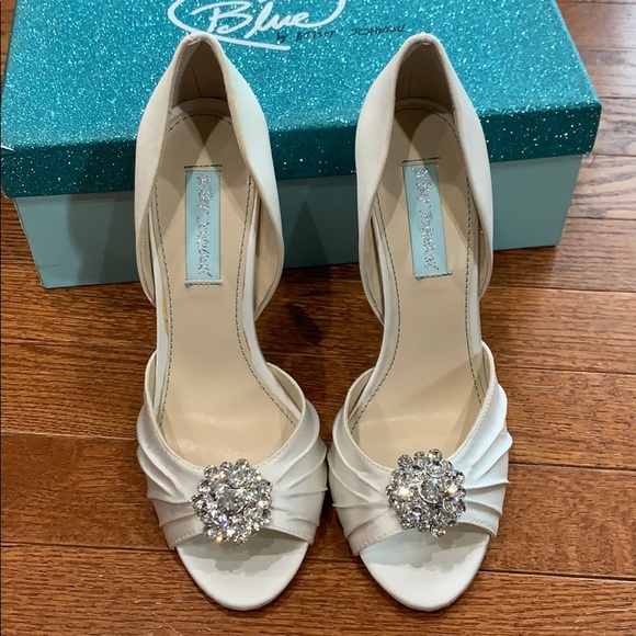 Betsy Johnson White Satin Open Toe Pump size 7.5 - Picture 2 of 8